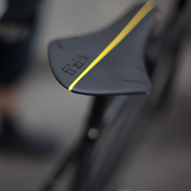 black fi'zi:k arione bike seat with yellow line