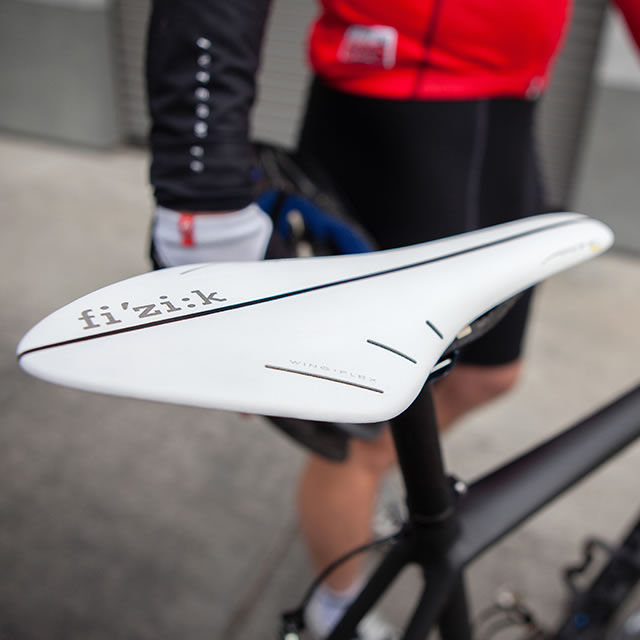 white fi'zi:k arione bike seat with black line